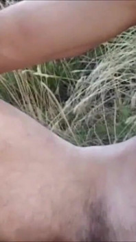 Milf morena descuidada es follada en el bosque por dos extraños cachondos