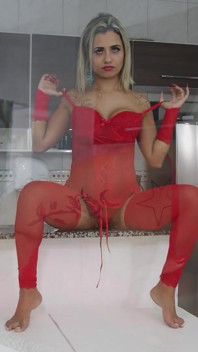 Si blonde seksi mengusik dengan kakinya yang sempurna!