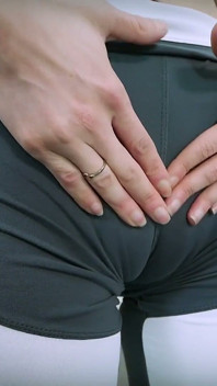 Melody 004 - Ciasne anioły - chuda laska z najdoskonalszą dupą udo Hooters i Puffy Cameltoe Pussy!