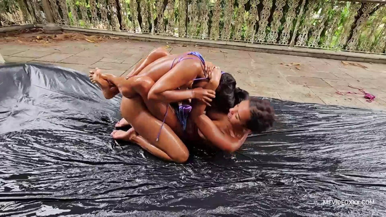 MF Fight: Trois mignonnes se battent à l’huile