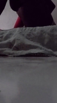 Mijn neuker zette een camera en liet me alleen porno kijken op de computer en betrapte me op masturberen en neukte me toen hij me