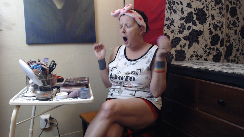 Abby Anna: メイクアップルーチン以上のあくび