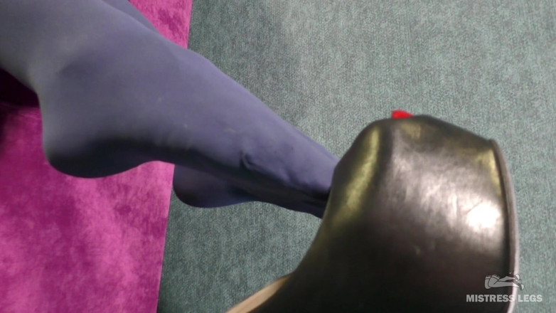 Mistress Legs: Pani seksowne stopy dokuczają w niebieskich rajstopach