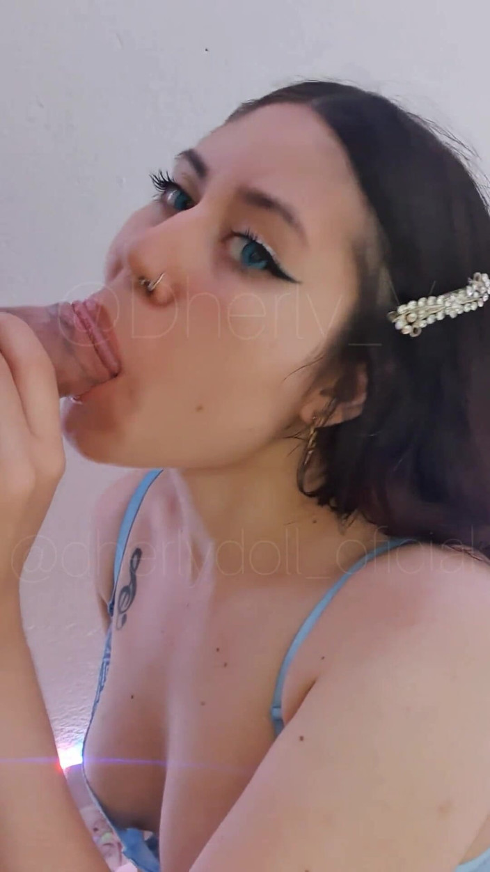 DherlyDoll: Roztomilý cizinec přijde do mého domu a dává mi lahodné...