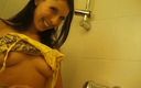 Flash Model Amateurs: Chica de pelo oscuro toma una ducha caliente