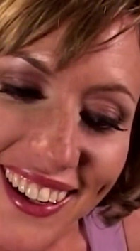 Une MILF blonde prend une gorge profonde et un facial sexy