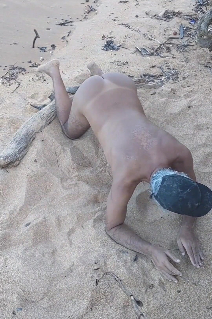 Ladysilvas: Ladysilva на пляже снимает бикини, чтобы показать его горячую загорелую задницу