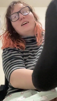 Joi: adore meus pés enquanto eu examino seu pau