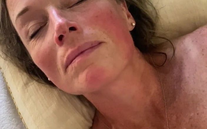 Bonewizzard69: Tante seksi ini suka banget di-fingering sambil di muasin memeknya