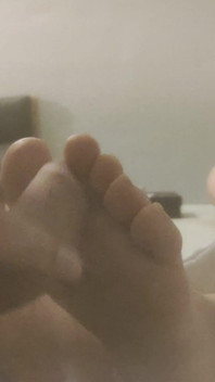 Una Amiga Me Permitió Follarle Los Pies Mientras Jugaba.