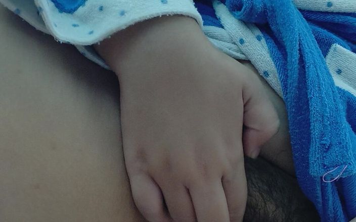 Vaginabig88: Une étudiante se masturbe dans un état humide