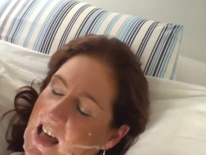 German amateur - 100% German hardcore videos: Hottie milf heeft plezier met dikke pik op bed
