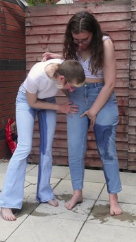 Lésbicas se beijando e jeans molhando W Rosa e Carrie