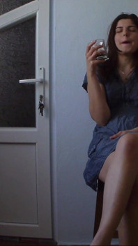 Sexy teen Imbibe šťáva, aby se vyčůrala