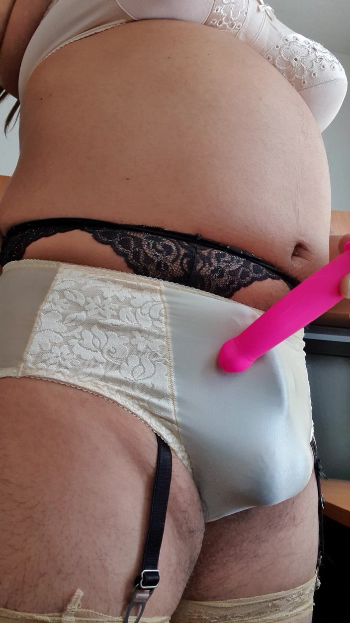 My panties: Kommer i rosa nylonstrumpbyxor