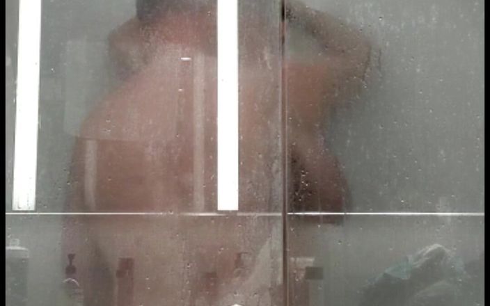 Twoblokes: Niedźwiedź i wielki dyskietka kutas pod prysznicem