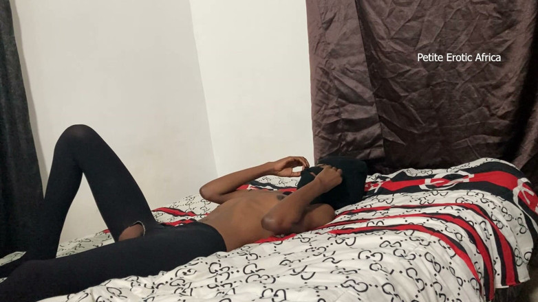 Petite Erotic Africa: Худа чорношкіра тінка наїзниця в панчохах
