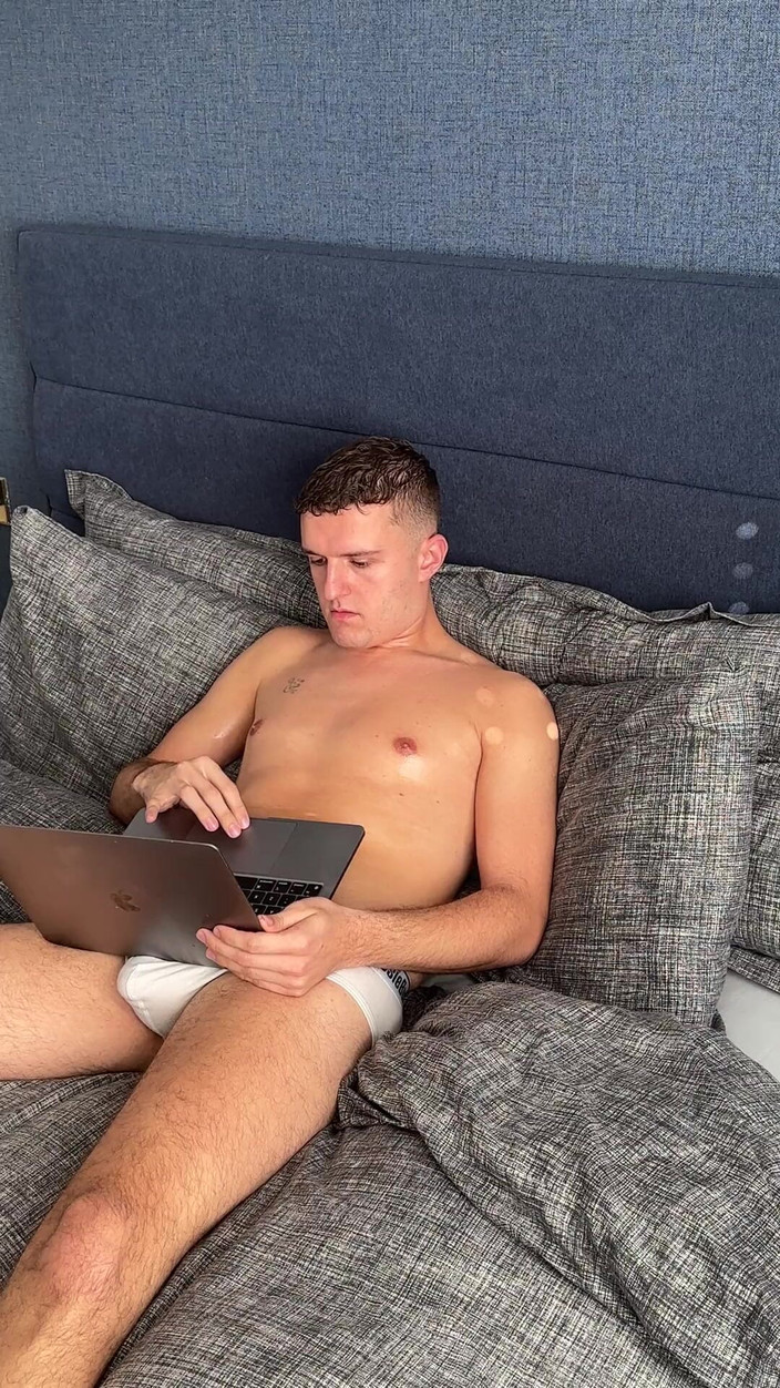 Jak White: Ragazzi gay arrapati si masturba mentre lavorano da casa - Jak...