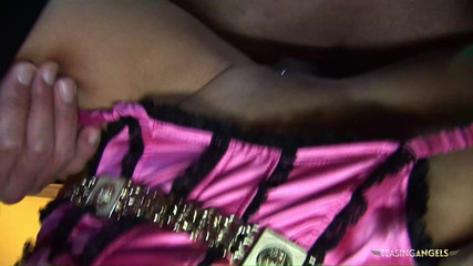 Teasing Angels: Cycata blondynka w futrze dostaje w ręce sztywny wał