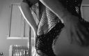 Sensual polestar: Siyah beyaz striptiz