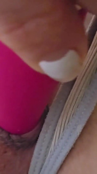 Inserimento di un giocattolo rosa e orgasmo nella figa