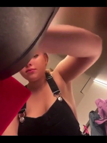 JuiceLussie: फिटिंग रूम में हस्तमैथुन