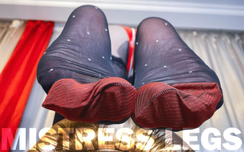 Mistress Legs: Trêu chọc chân trong đồ ni lông đen với polka dots trắng...