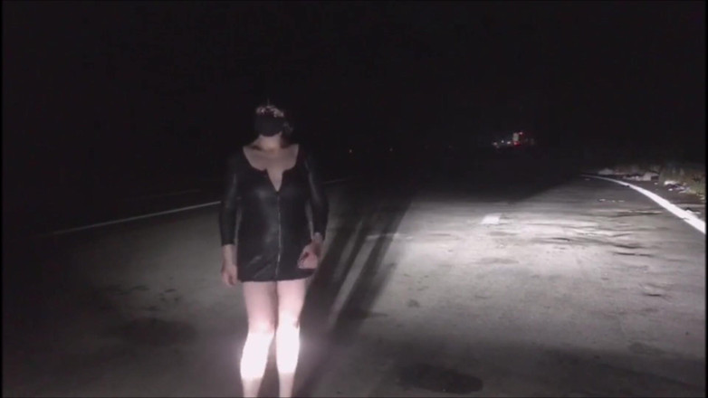SusyTrav_AnalQueen: La troia cammina feticcio vestita sul lato dell'autostrada quasi nuda
