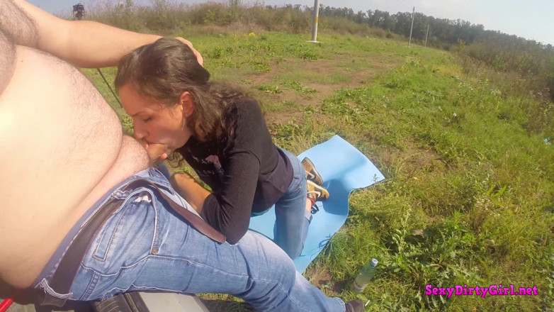 Sexy Dirty Girl: Îi sug pula adânc afară la soare