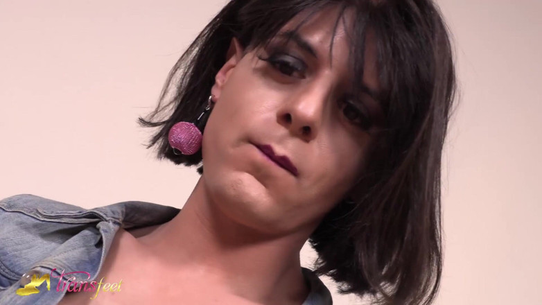 Trans and Cross-Dressers Feet: Tf - Violet, fetiche de mijar no copo e beber enquanto...