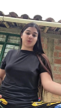 Latina nastolatka miga piersi