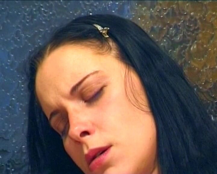 German's Young Babes: 德国女郎展示她完美的阴户