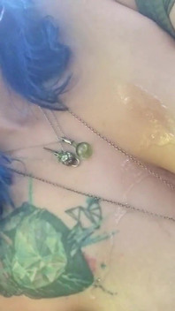 在树林里抹油的奶子被穿孔的大乳头