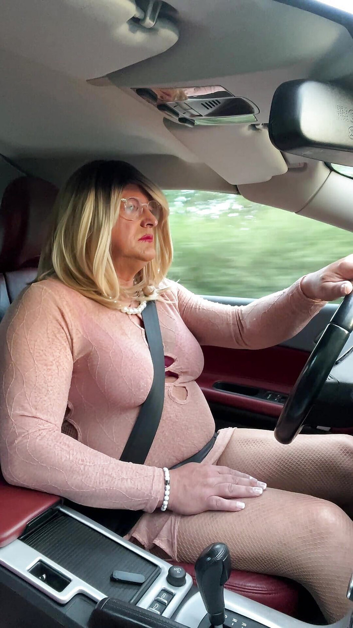 Kellycd2022: Amateur crossdresser Kellycd2022 sexy milf masturbándose en mi coche sexy...