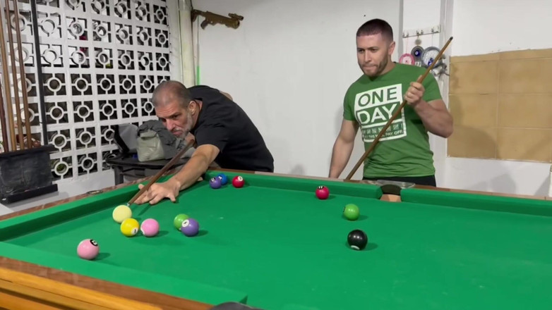 carmonaoficial: El señor Carmona y Victor Ferraz jugando al billar desnudos