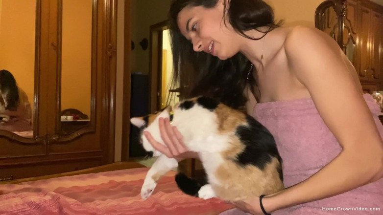 Homegrown Video: Sofia viene sbattuta a tarda notte a letto