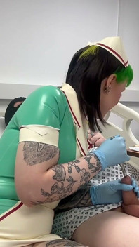 Examen de sonido de la enfermera Ruby: dimensionando la pequeña uretra de su paciente