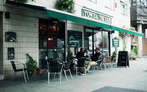 Hot Chicken Sits on a Huge Cock