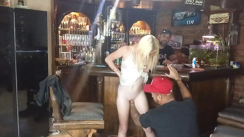 18blondteen: 퇴근 후 손가락 따먹히는 Barlady