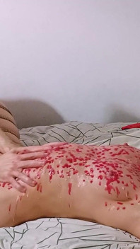 Decorando o corpo de Sinea com cera de vela quente para o Natal e trazendo-a para um orgasmo poderoso!