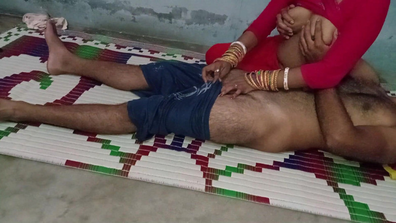 FireeCouple: Poprvé se indická služka dotýká ptáka