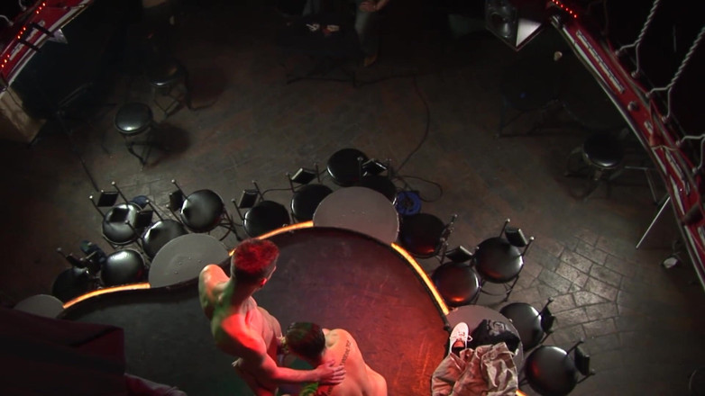 Bareback Boy Bangers: Paris, Rinaldi und Thompson in schwuler action auf der bühne