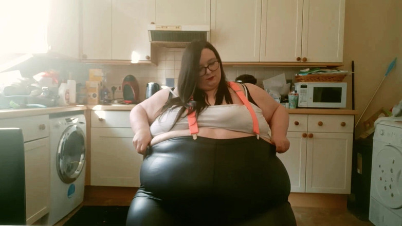 SSBBWLadyBrads: Grandota juega con la cocina en sexy ropa apretada - parte 2