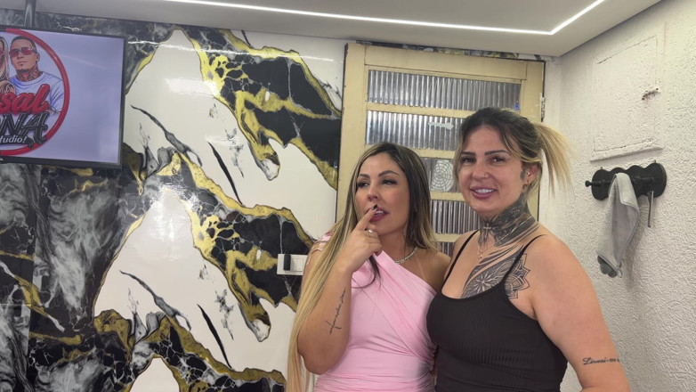 Couple dna: Due bionde sexy che si baciano, l'ho fatta venire in...