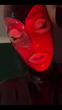 Bạn sẽ không bao giờ tự do hôn tôi.