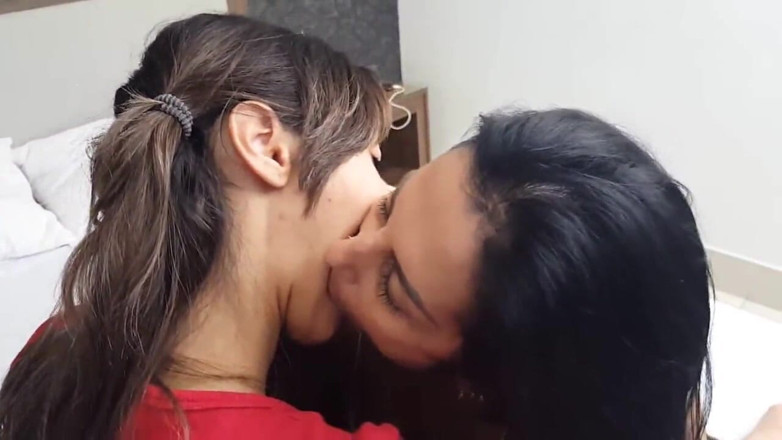 FetishKing: Lesbian hot lagi asik ciuman sama tante seksi vs cewek...