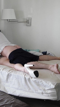 Il figliastro beccato a masturbarsi riceve una lezione di sesso dalla matrigna