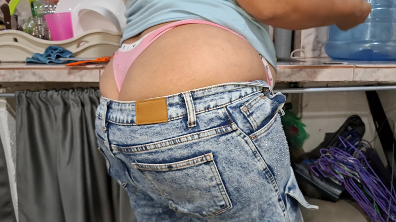 SugarPose: 蓝宝石的屁股暴露在她试图修理她的朋友的管道时