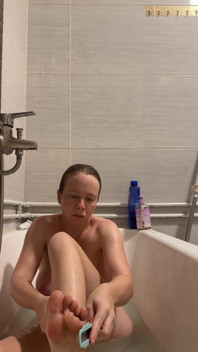 Blonde MILF in Der Wanne Verwöhnt