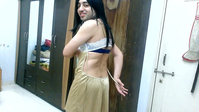 Cute & Nude Crossdresser: สาวข้ามเพศฟิมบอย Sweet Lollipop ในชุดชั้นในสีทองเซ็กซี่กับสายรัดตูด